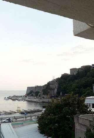 Гостевой дом Small beach accomodation FLORA e NUZI Улцинь-1